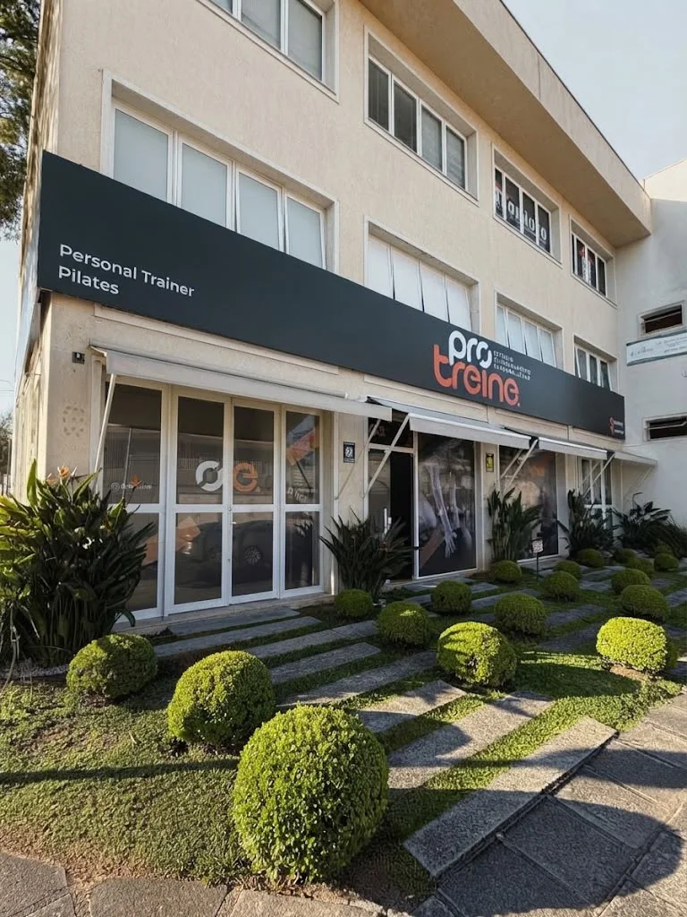 Fachada do Pro Treine no Centro de São José dos Pinhais, com a placa da marca sobre as vitrines do estúdio.